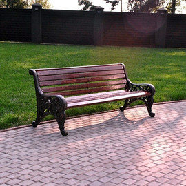 Осенний парк - чугунная скамейка для сада и парка